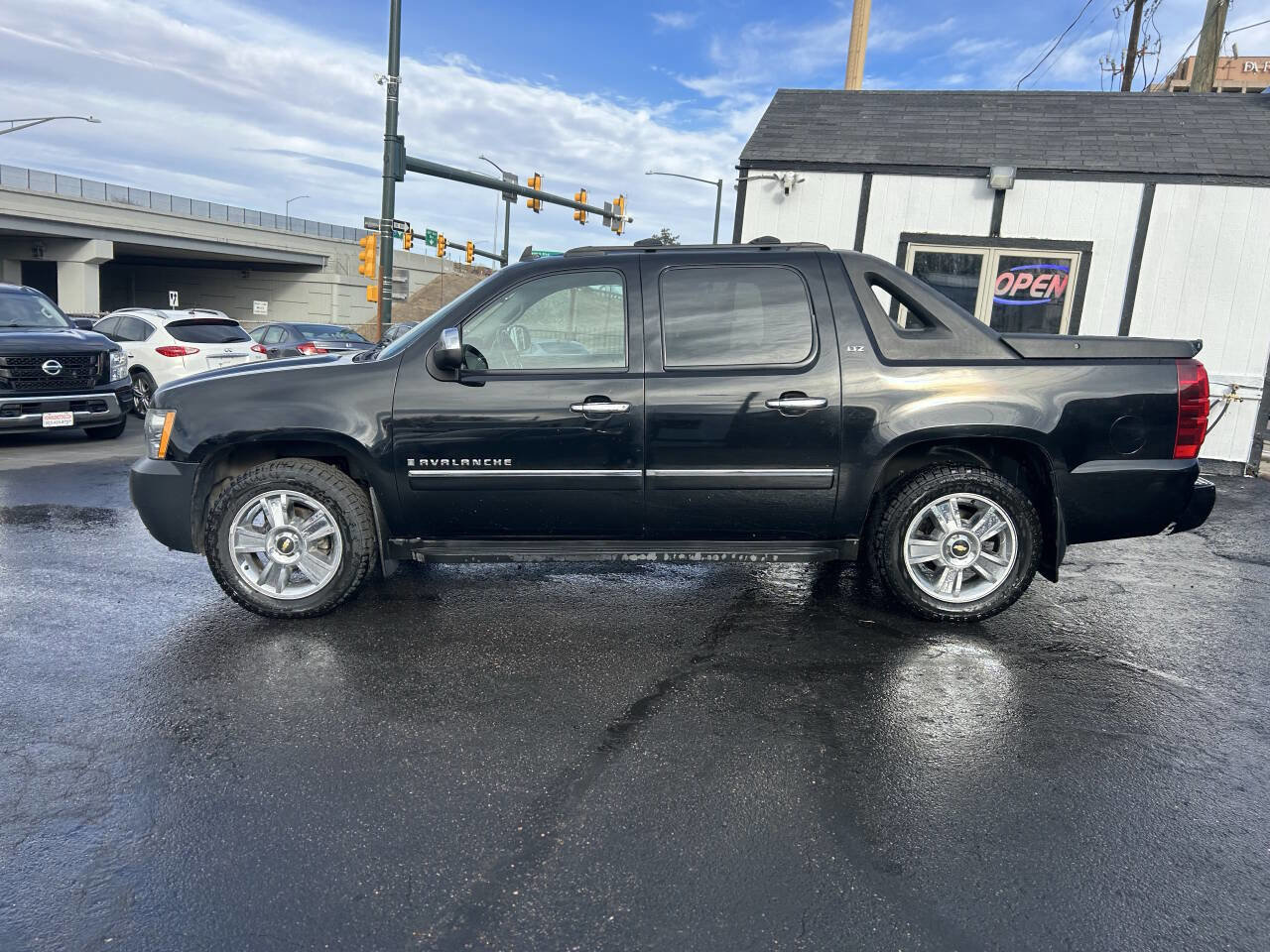 Used 2009 Chevrolet Avalanche LTZ image 3