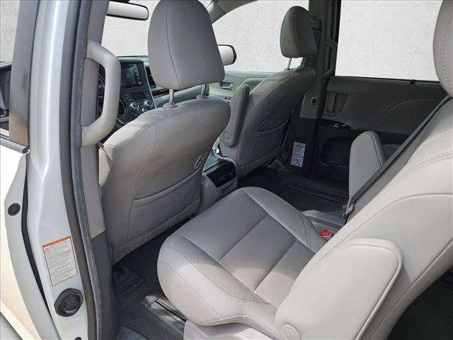 Used 2018 Toyota Sienna XLE FWD image 11