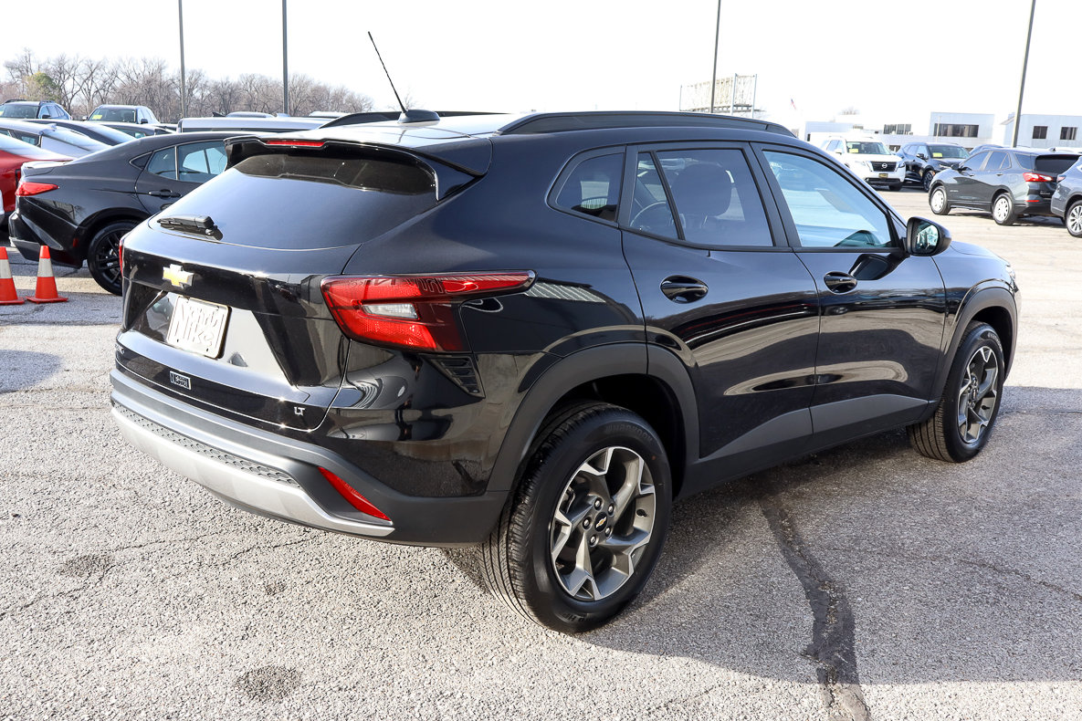 Used 2025 Chevrolet Trax LT w/ LT Convenience Package FWD image 4