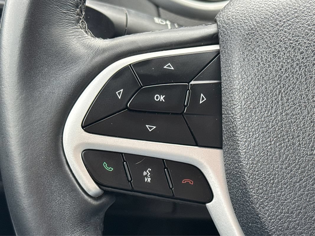 Used 2018 Jeep Cherokee Overland AWD/4WD image 35