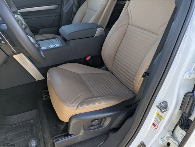 Used 2025 Land Rover Discovery Dynamic SE image 12