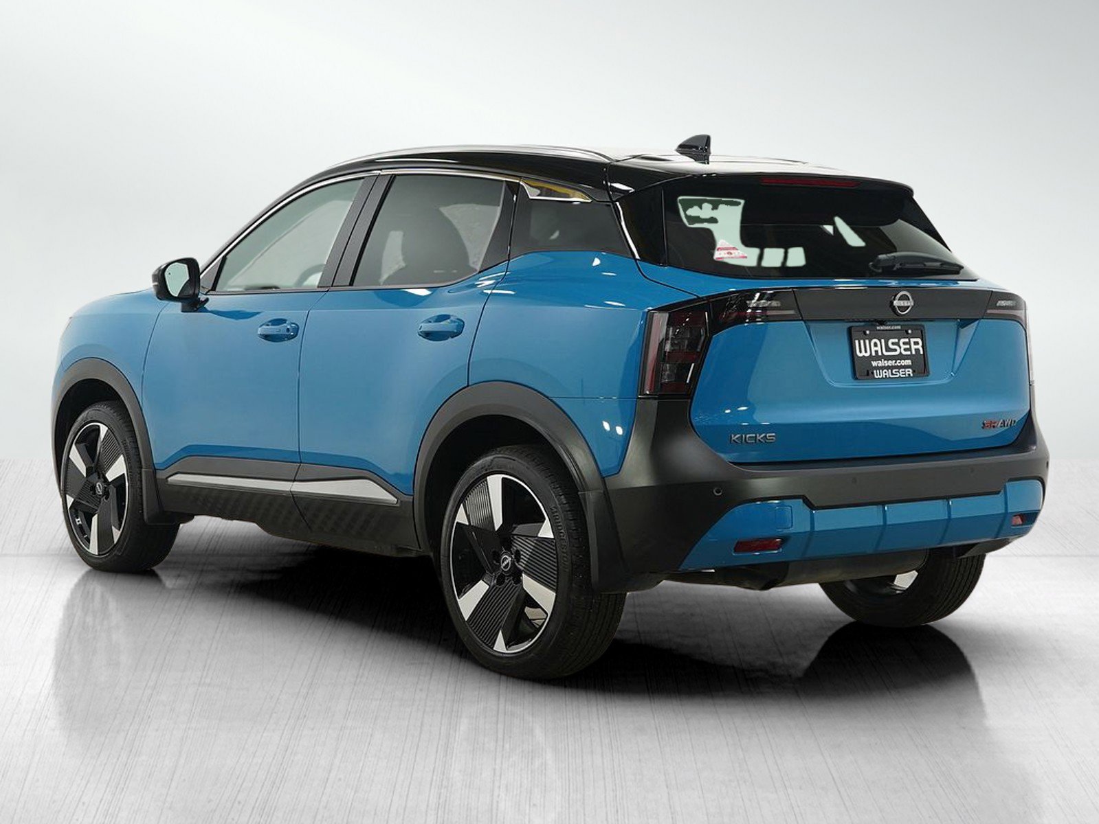 Used 2025 Nissan Kicks SR image 3