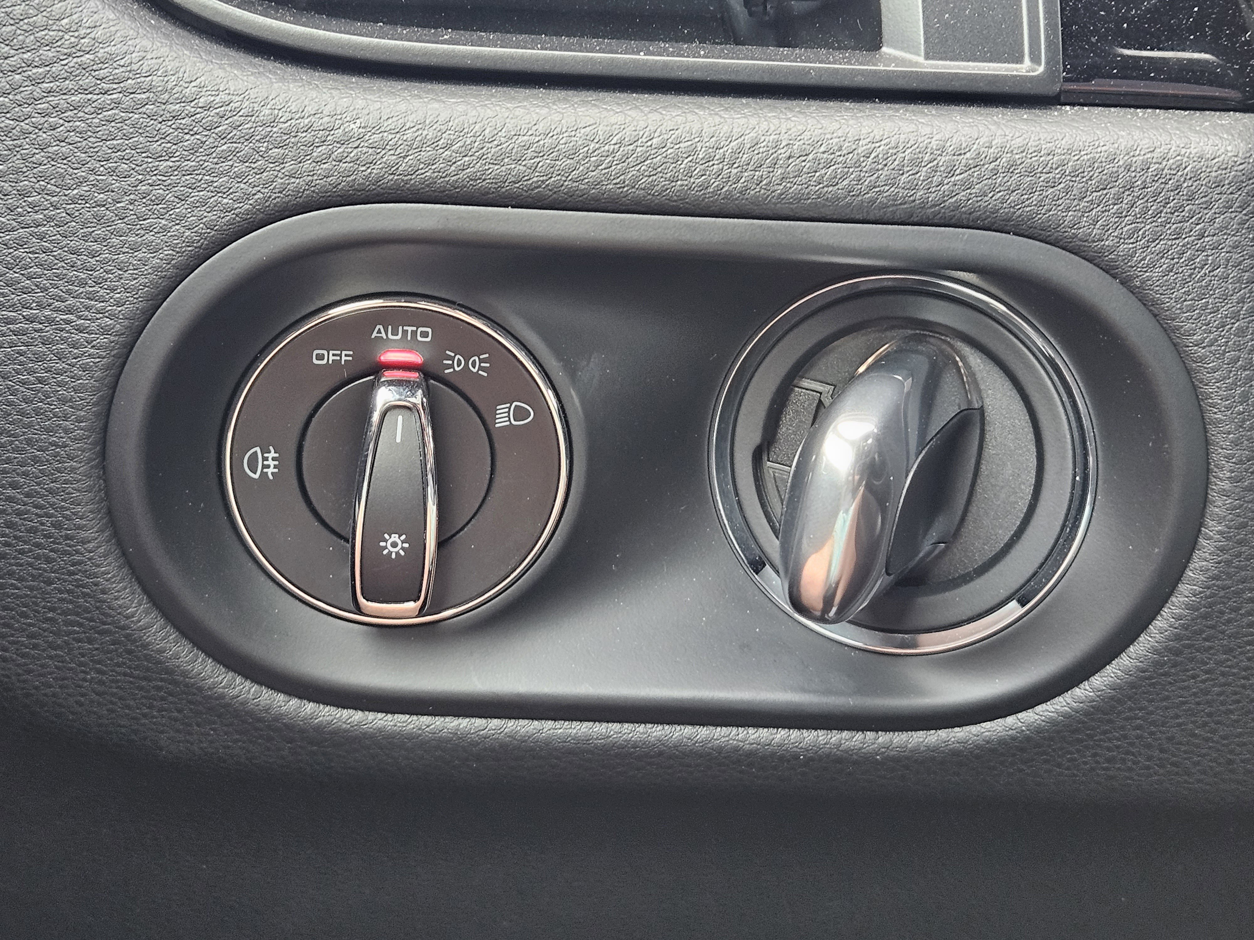 Certified 2025 Porsche Macan image 21