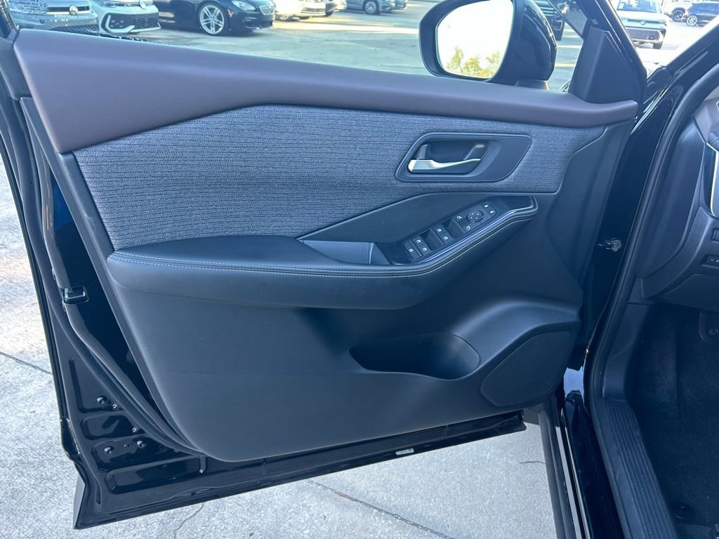 Used 2023 Nissan Rogue SV image 45