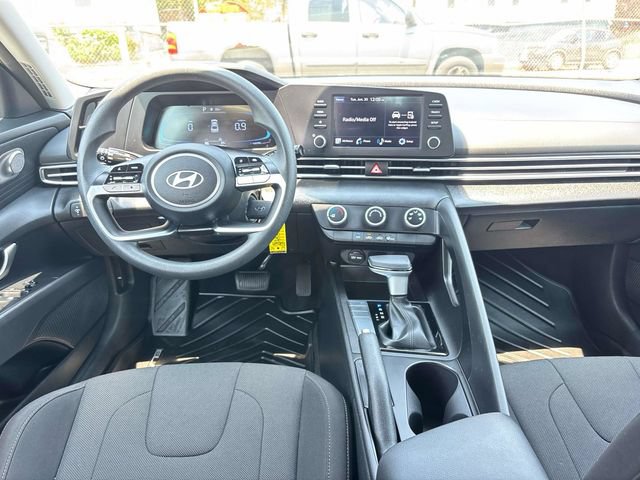 Used 2025 Hyundai Elantra SE FWD image 11