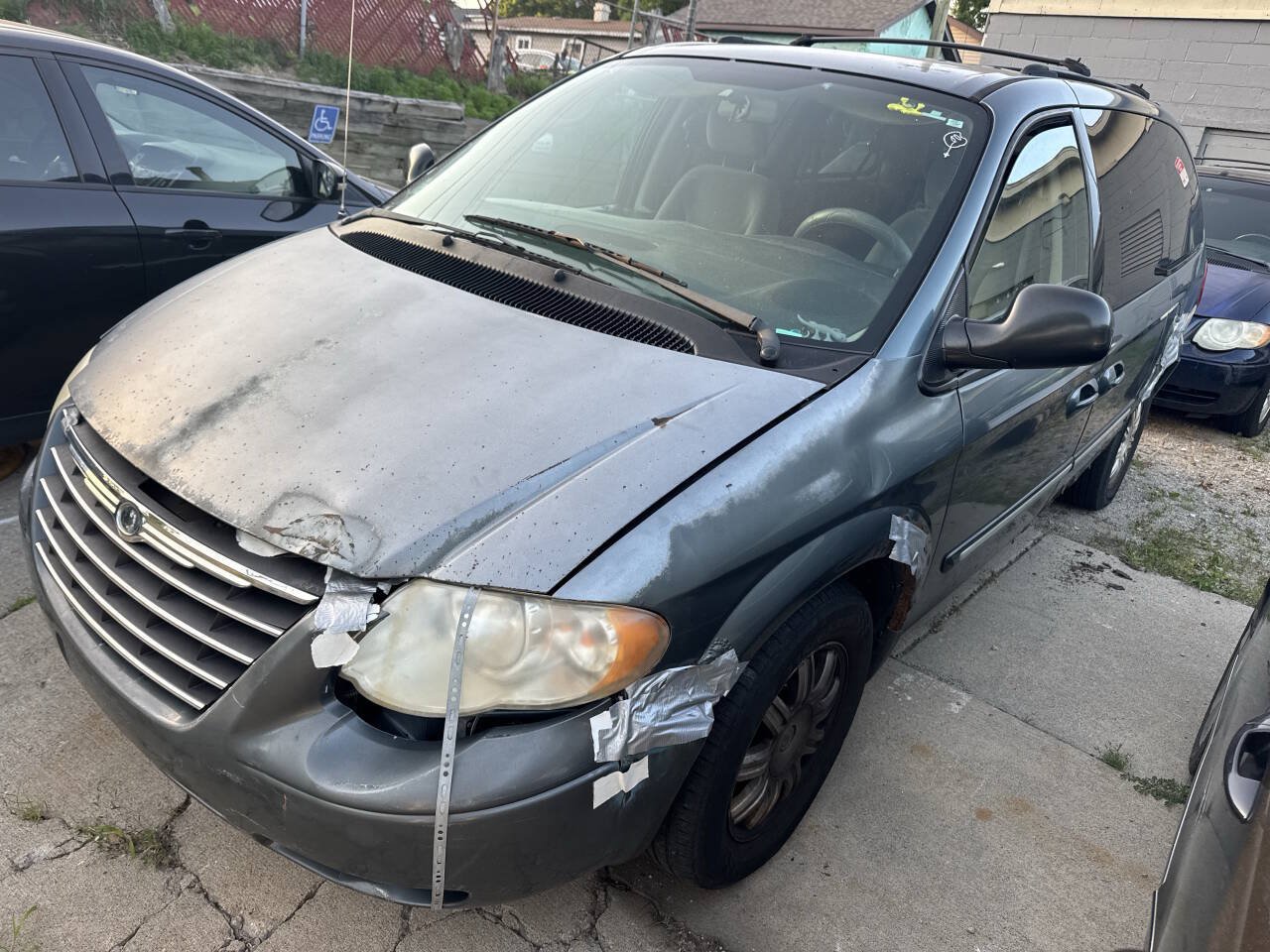 Used 2005 Chrysler Town & Country Touring FWD image 1