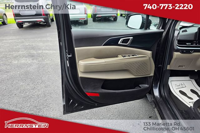 Used 2025 Kia Carnival FWD image 14