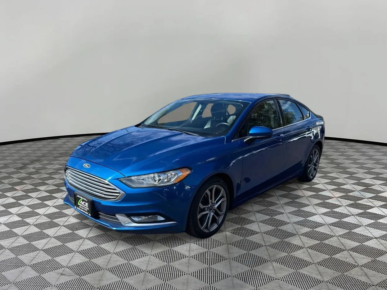 Used 2017 Ford Fusion SE w/ Equipment Group 201A FWD image 2