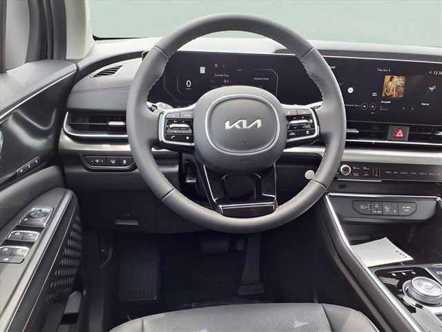 New 2025 Kia Carnival SX w/ SX Dark Edition Package FWD image 5