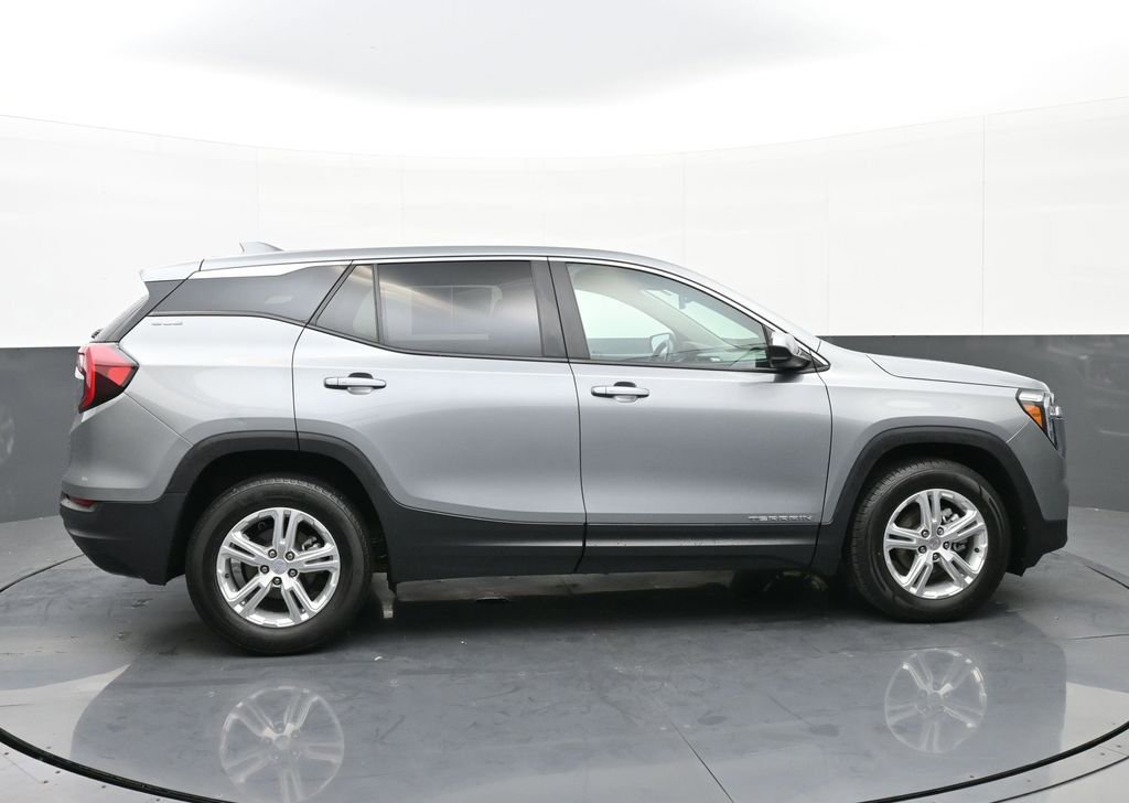 Used 2024 GMC Terrain SLE image 2