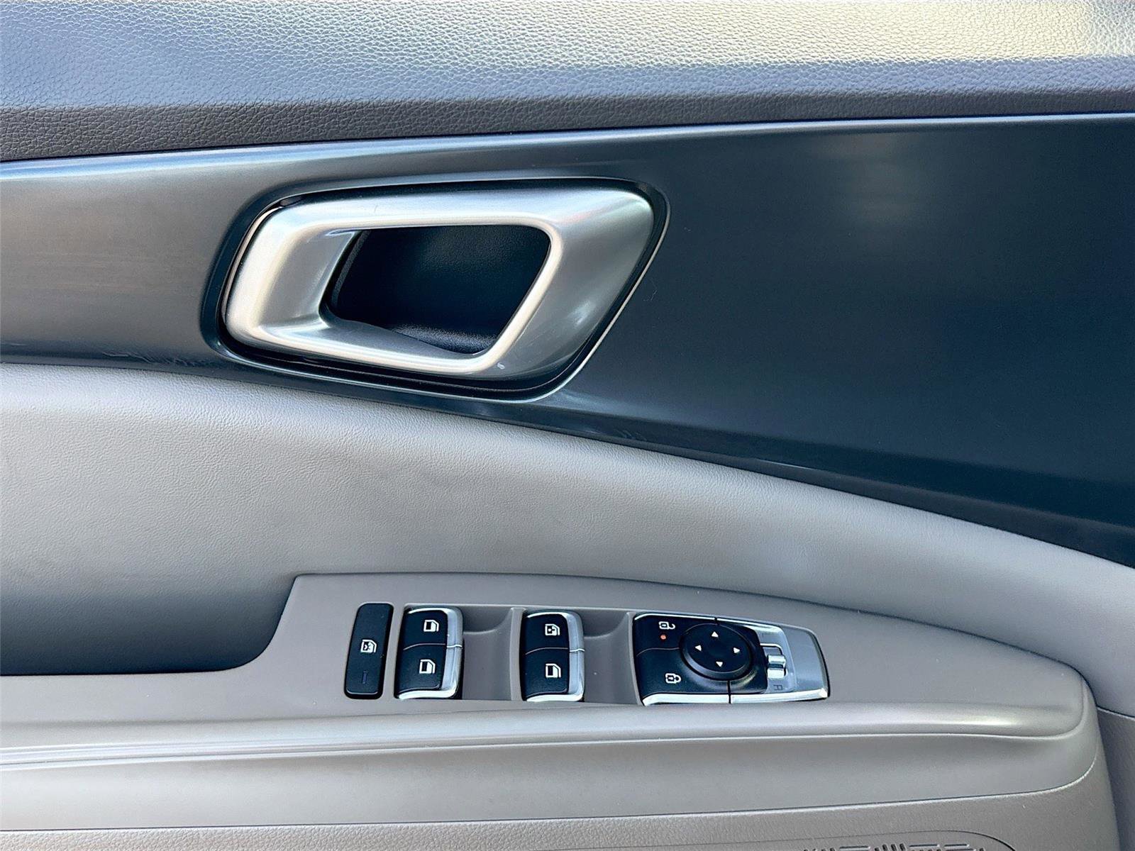 Used 2025 Kia Carnival FWD image 18