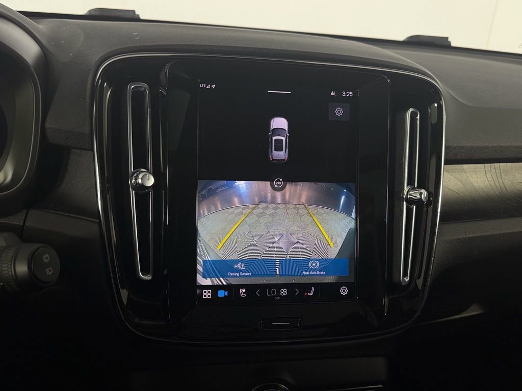 Used 2023 Volvo XC40 Recharge Plus image 18