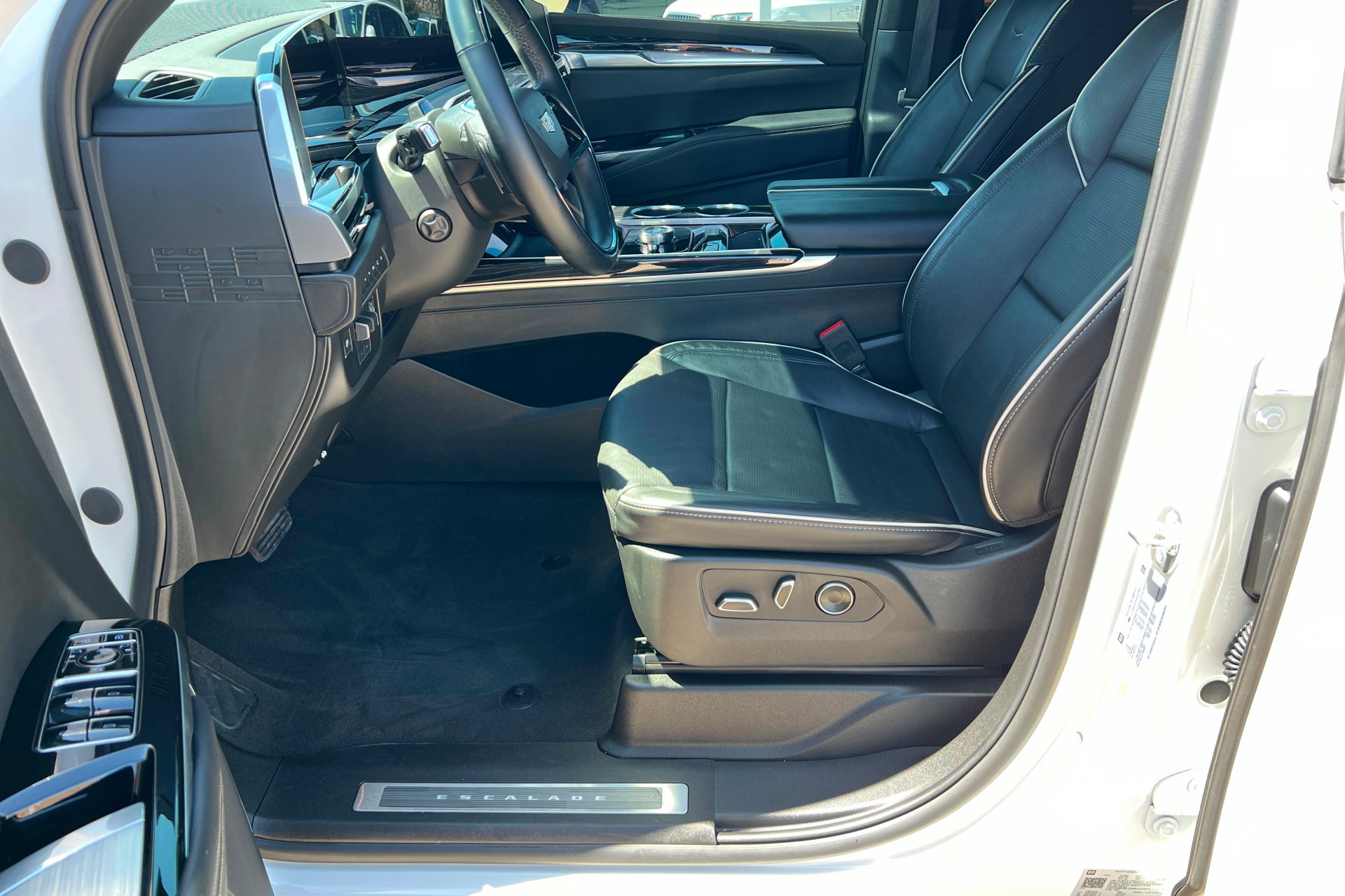 Used 2025 Cadillac Escalade Sport w/ Touring Package AWD/4WD image 18