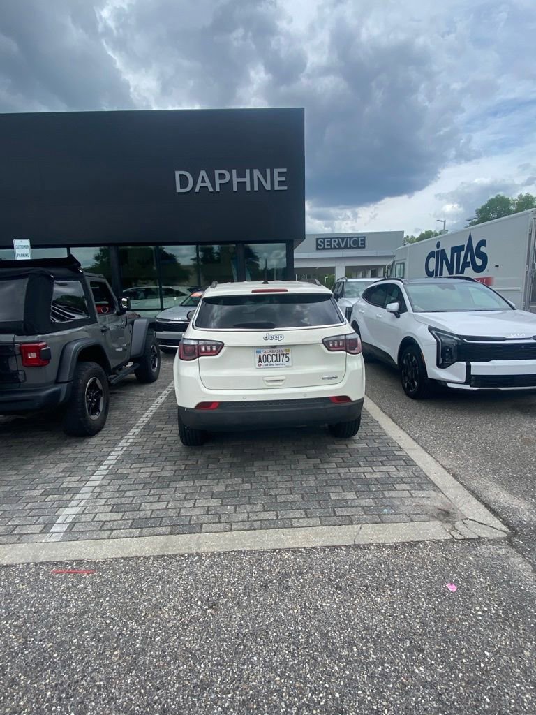 Used 2018 Jeep Compass Latitude w/ Popular Equipment Group FWD image 11