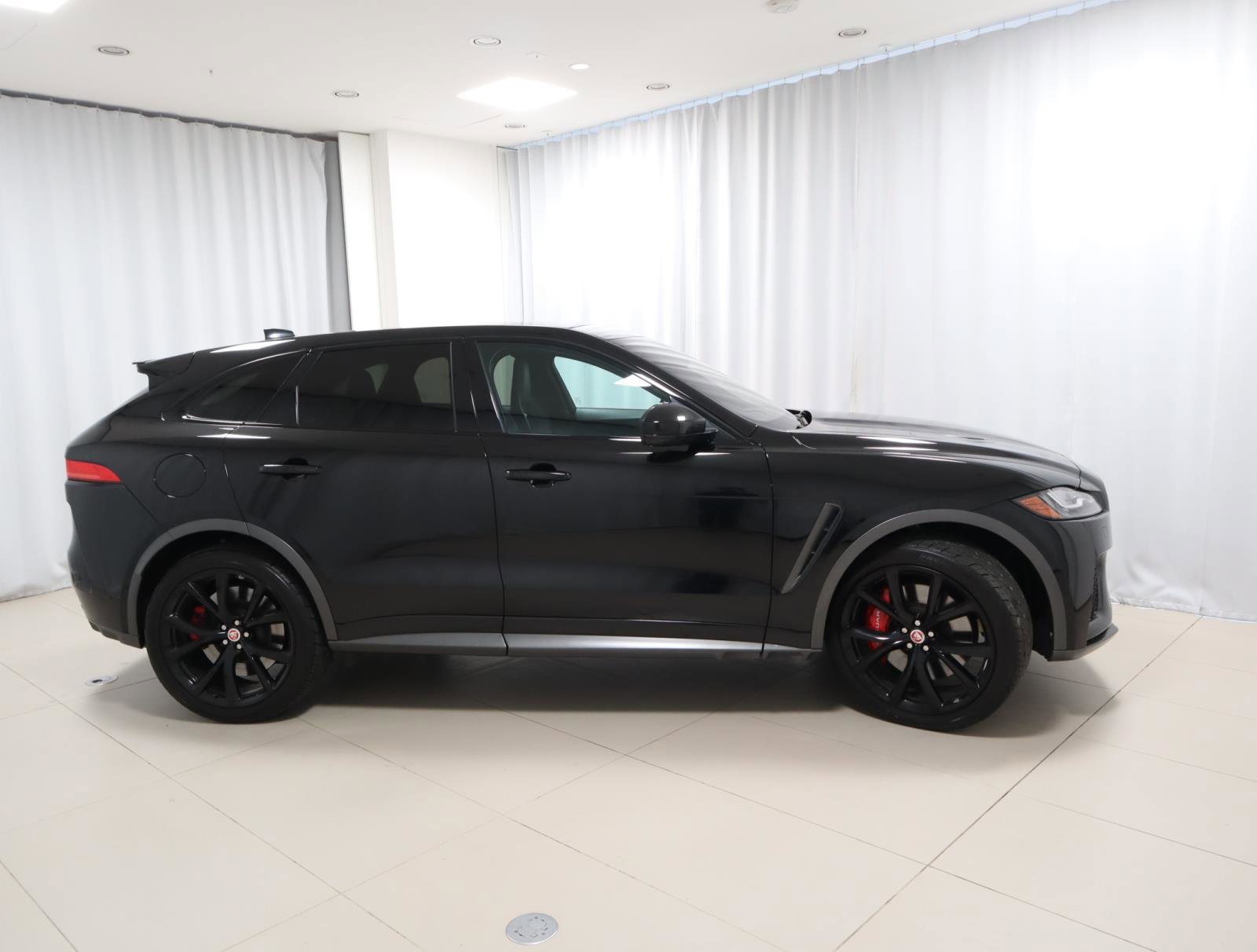 Used 2020 Jaguar F-PACE SVR image 6