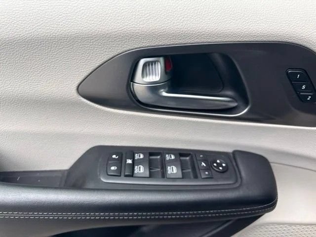 Used 2019 Chrysler Pacifica Limited FWD image 28