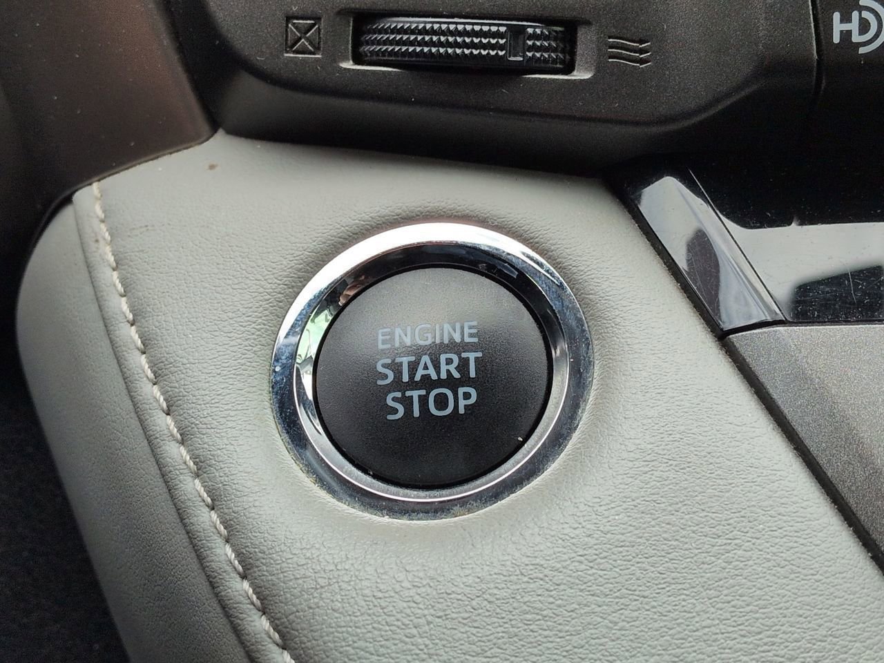 Used 2014 Toyota RAV4 Limited image 28