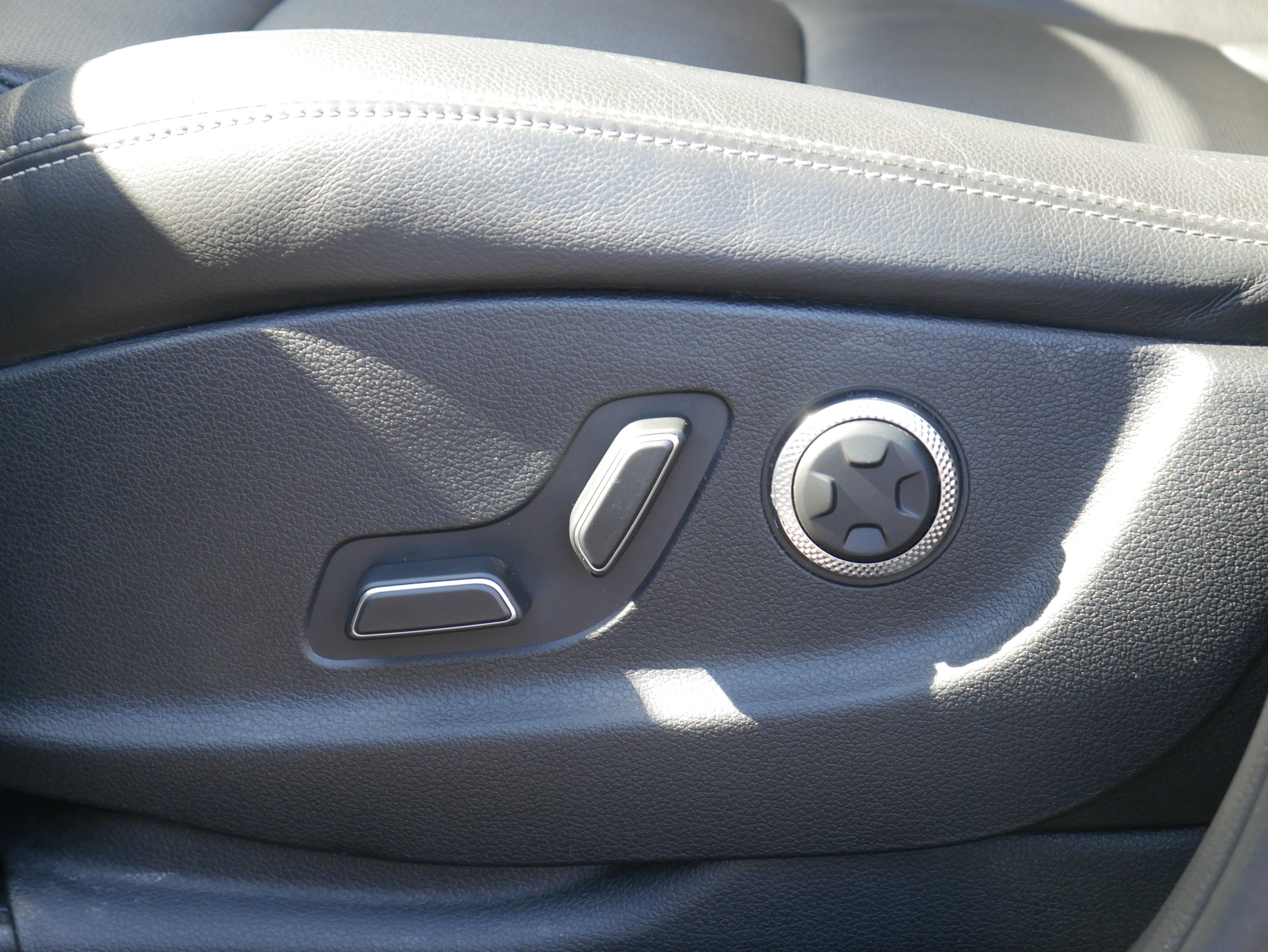Used 2023 Genesis GV70 2.5T w/ Select Package AWD/4WD image 13