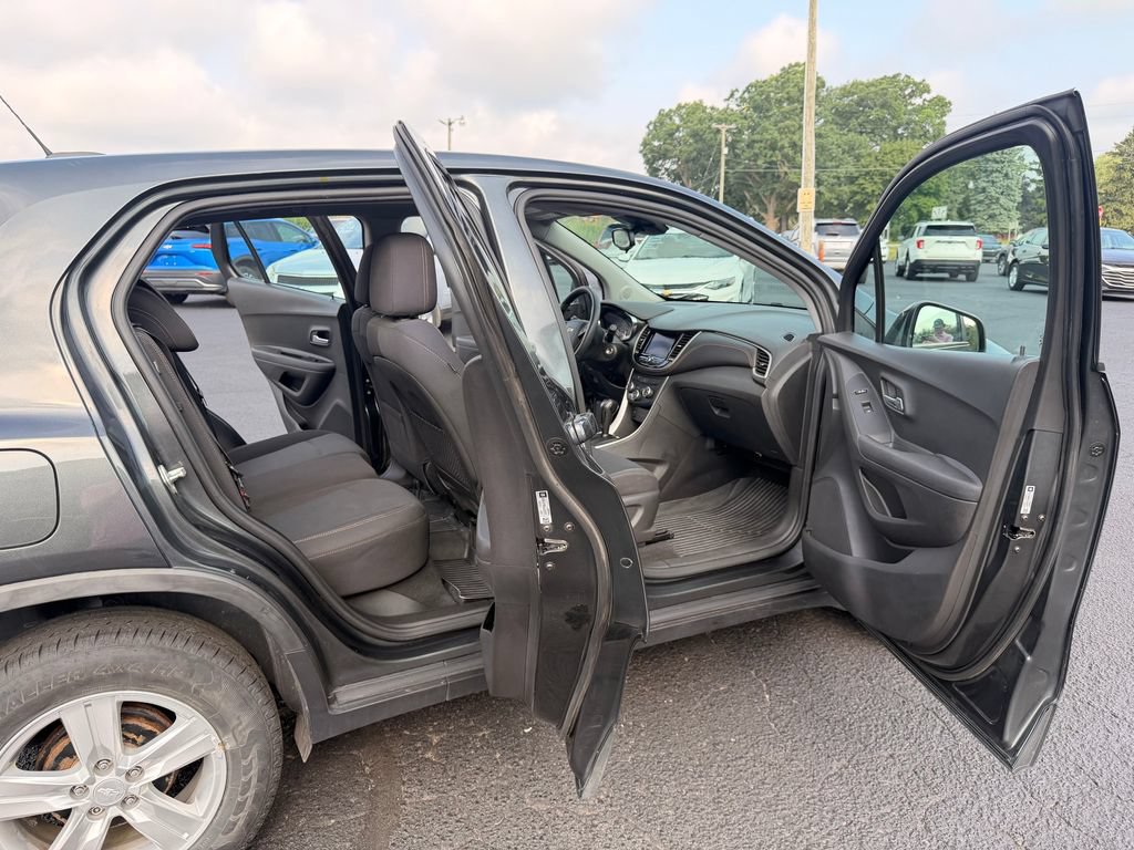 Used 2020 Chevrolet Trax LS FWD image 25