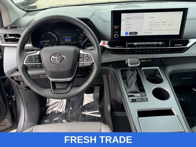 Used 2025 Toyota Sienna XLE image 19