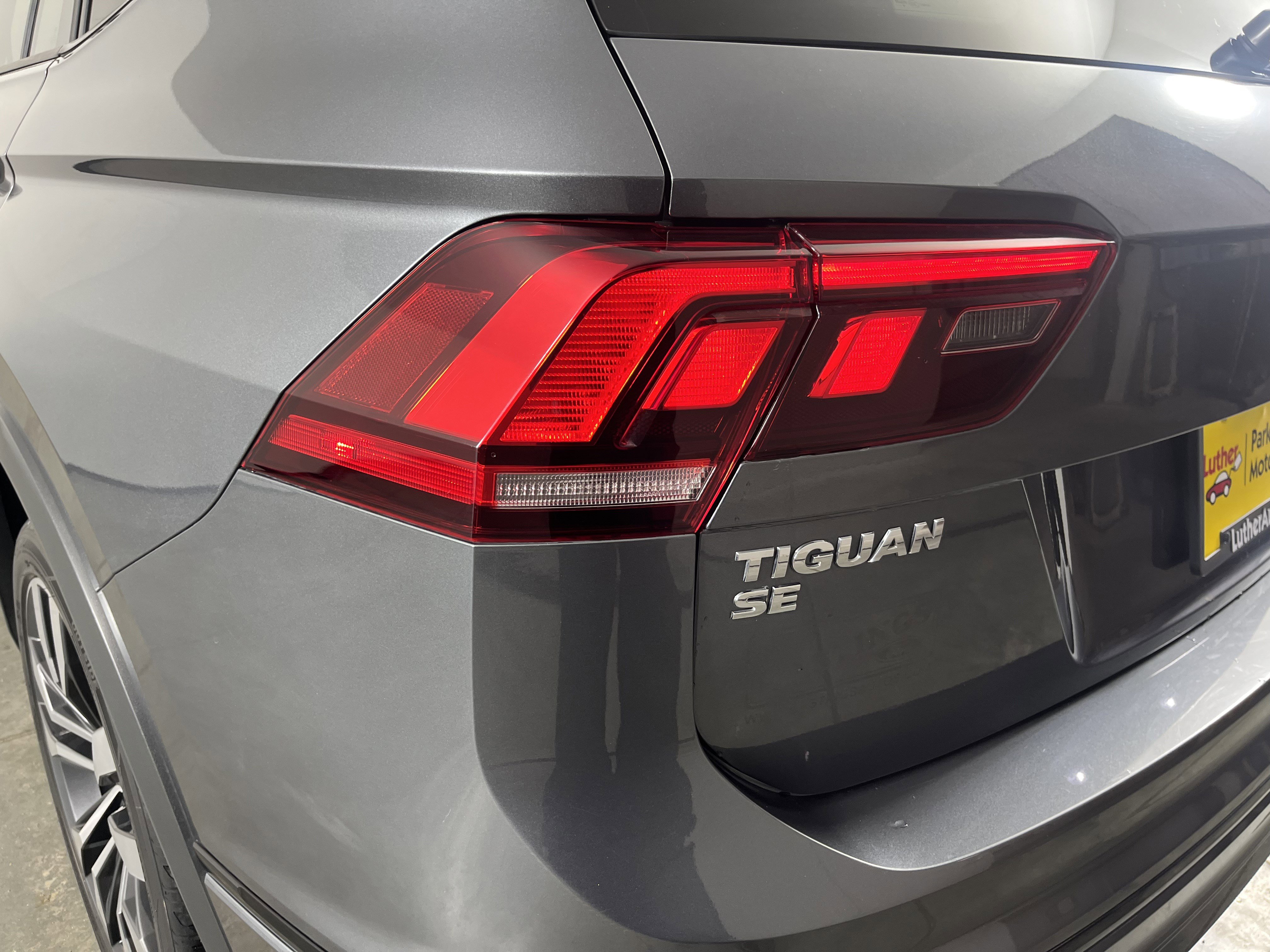 Used 2020 Volkswagen Tiguan SE R-Line image 27