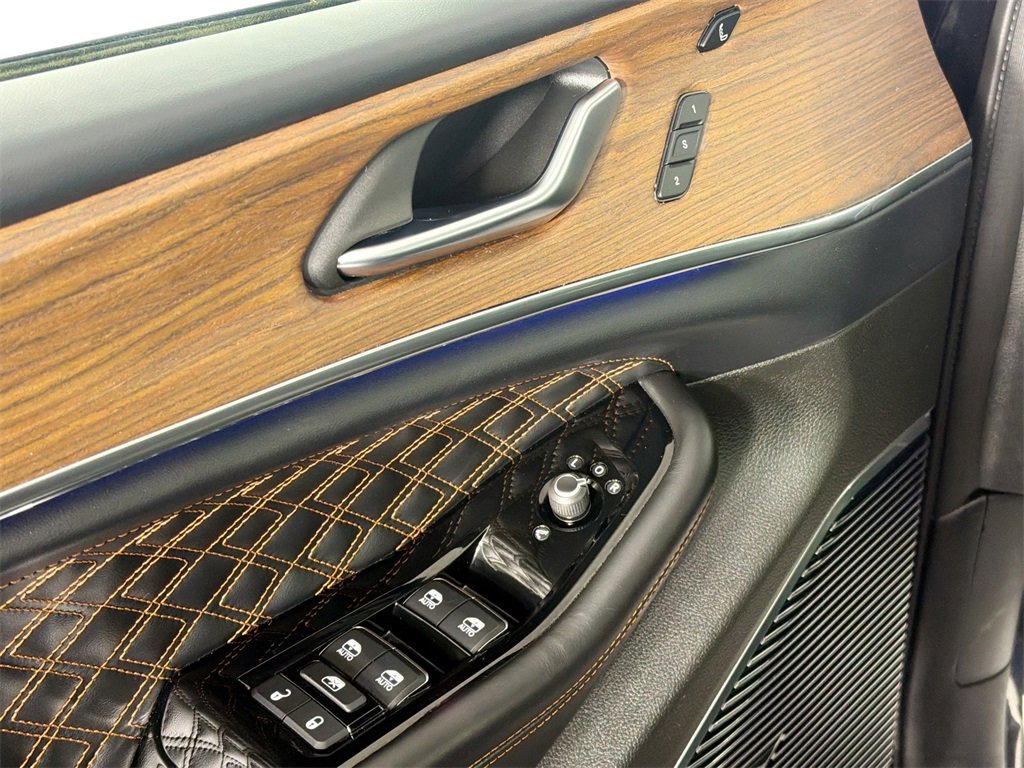 Used 2021 Jeep Grand Cherokee L Summit w/ Luxury Tech Group V image 17