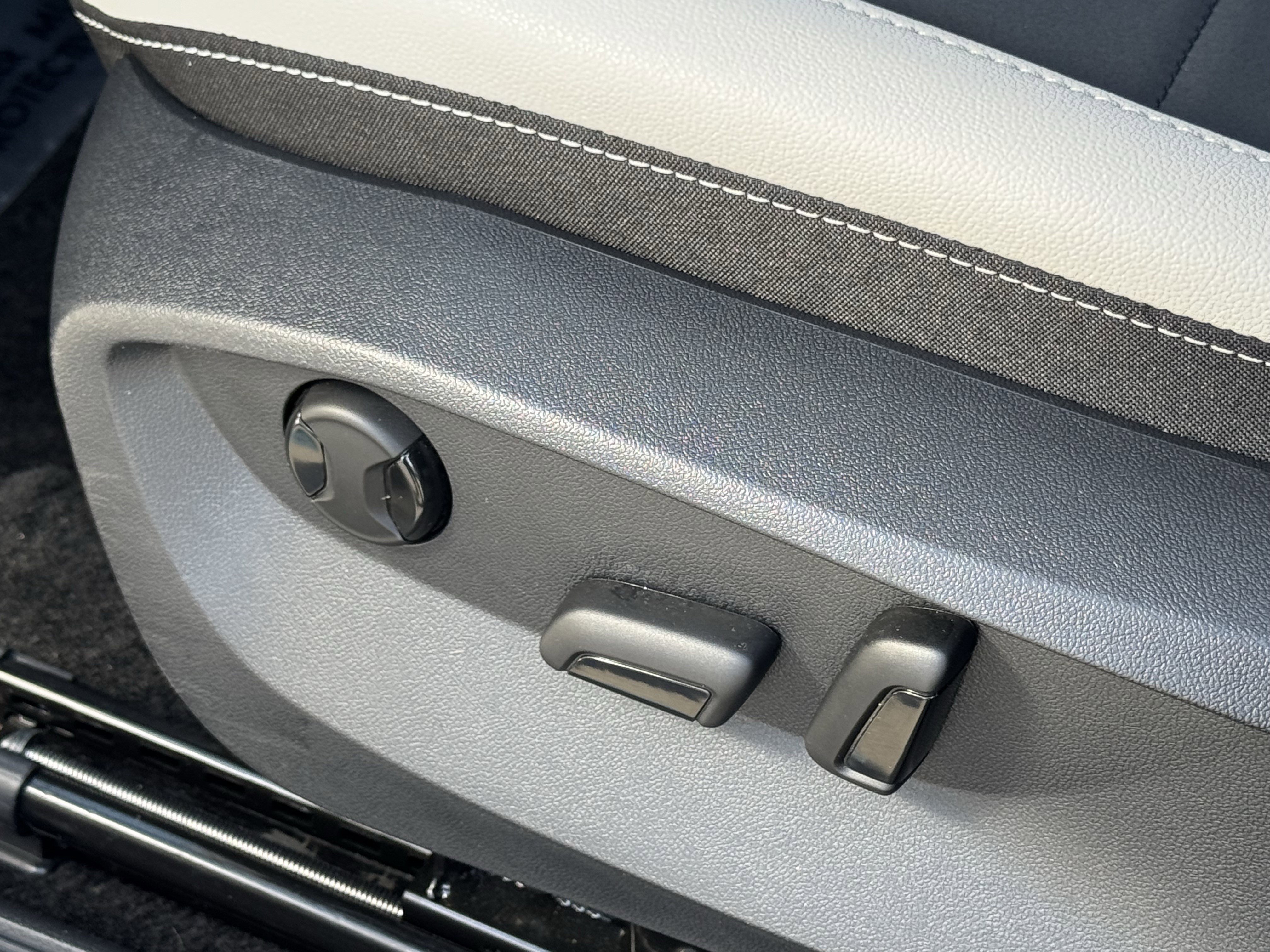 Used 2025 Volkswagen Taos SE image 18