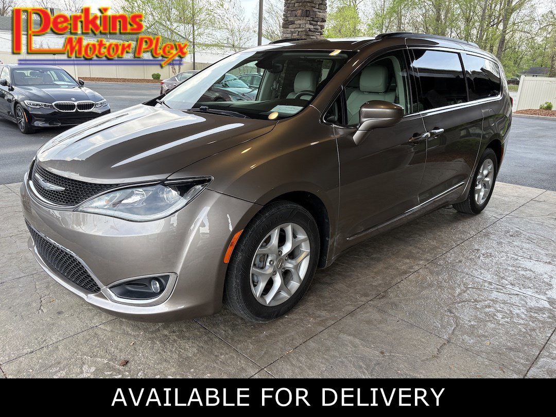 Used 2017 Chrysler Pacifica Touring-L w/ Tire & Wheel Group FWD image 1