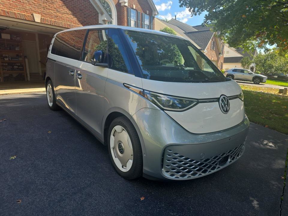 Used 2025 Volkswagen ID. Buzz 1st Edition w/ Cupholders Package RWD image 2