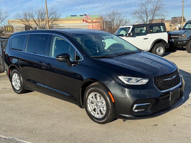 Used 2023 Chrysler Pacifica Touring-L image 6