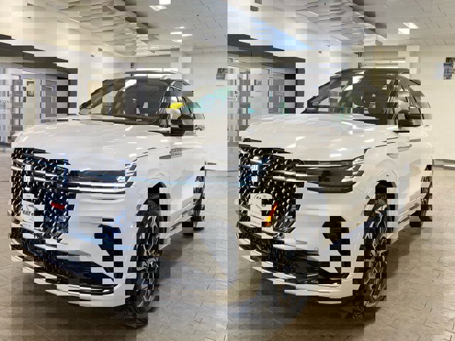 Used 2025 Lincoln Nautilus Reserve image 4