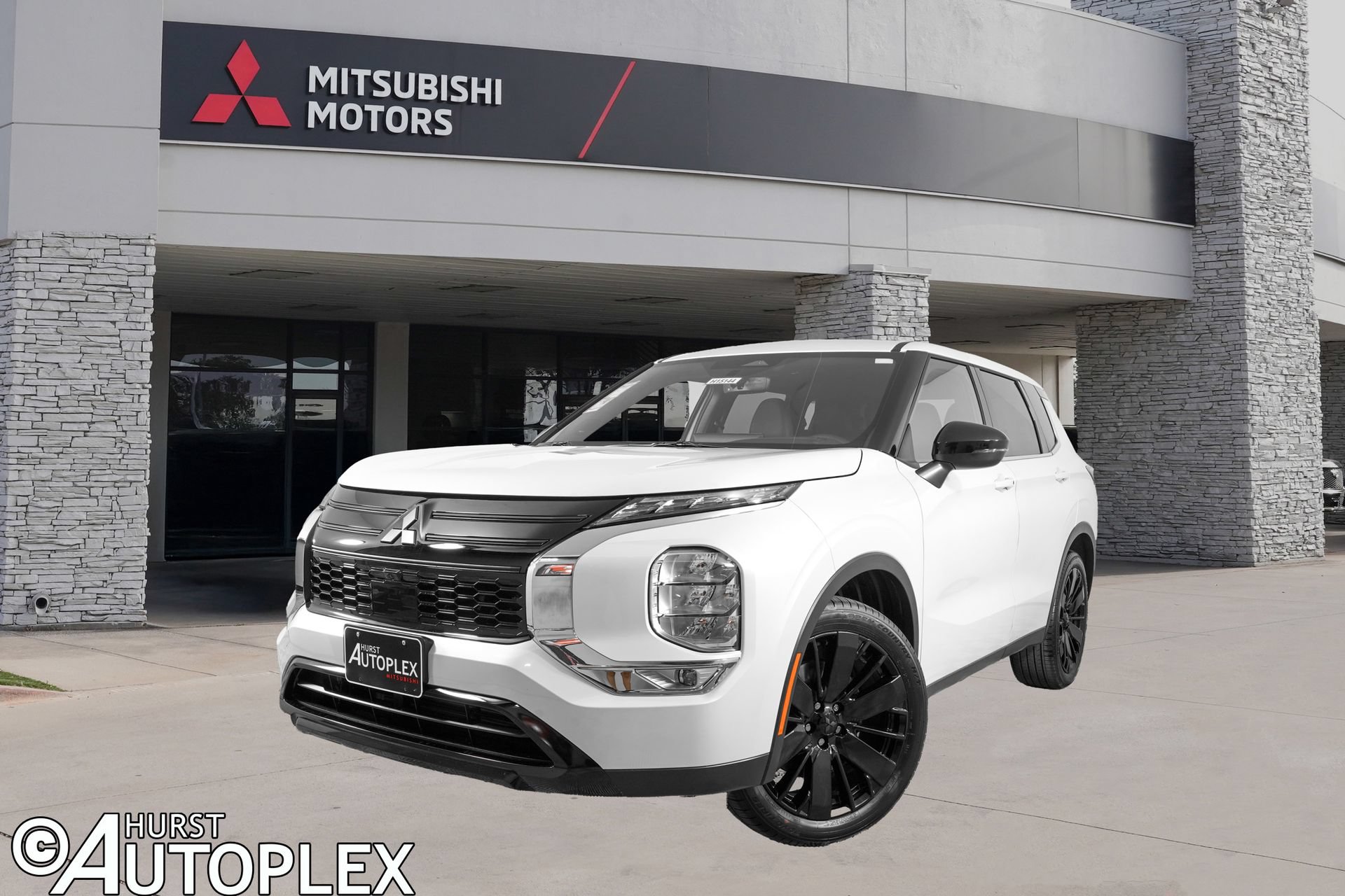 New 2026 Mitsubishi Outlander LE FWD image 1