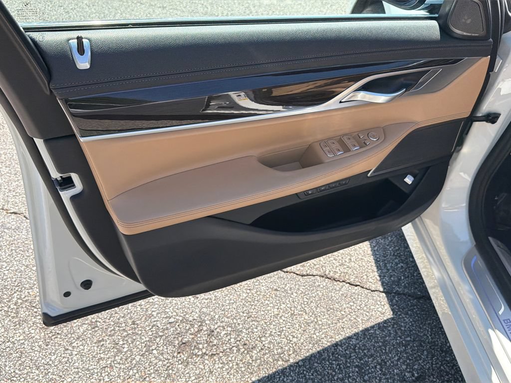 Used 2022 BMW 740i w/ Premium Package RWD image 10
