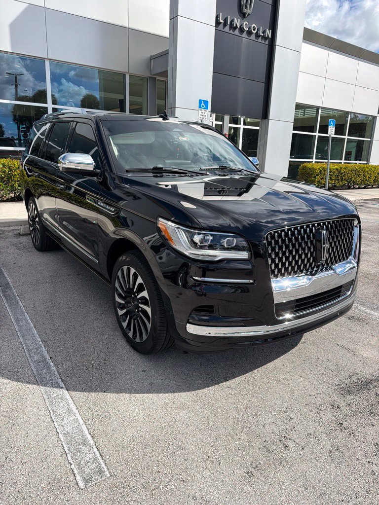 Used 2024 Lincoln Navigator Black Label AWD/4WD image 4