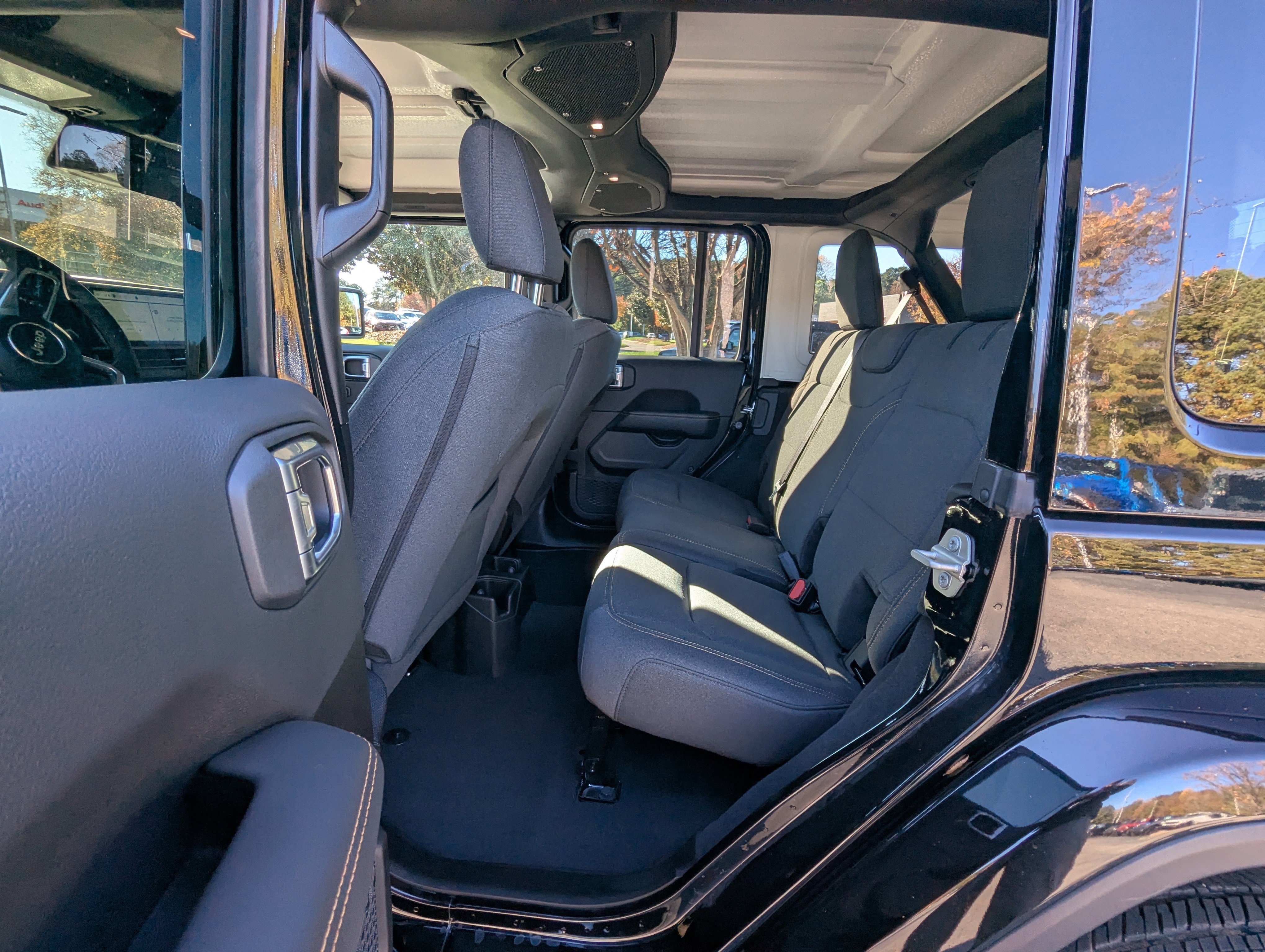 Used 2024 Jeep Wrangler Sahara w/ Safety Group image 11