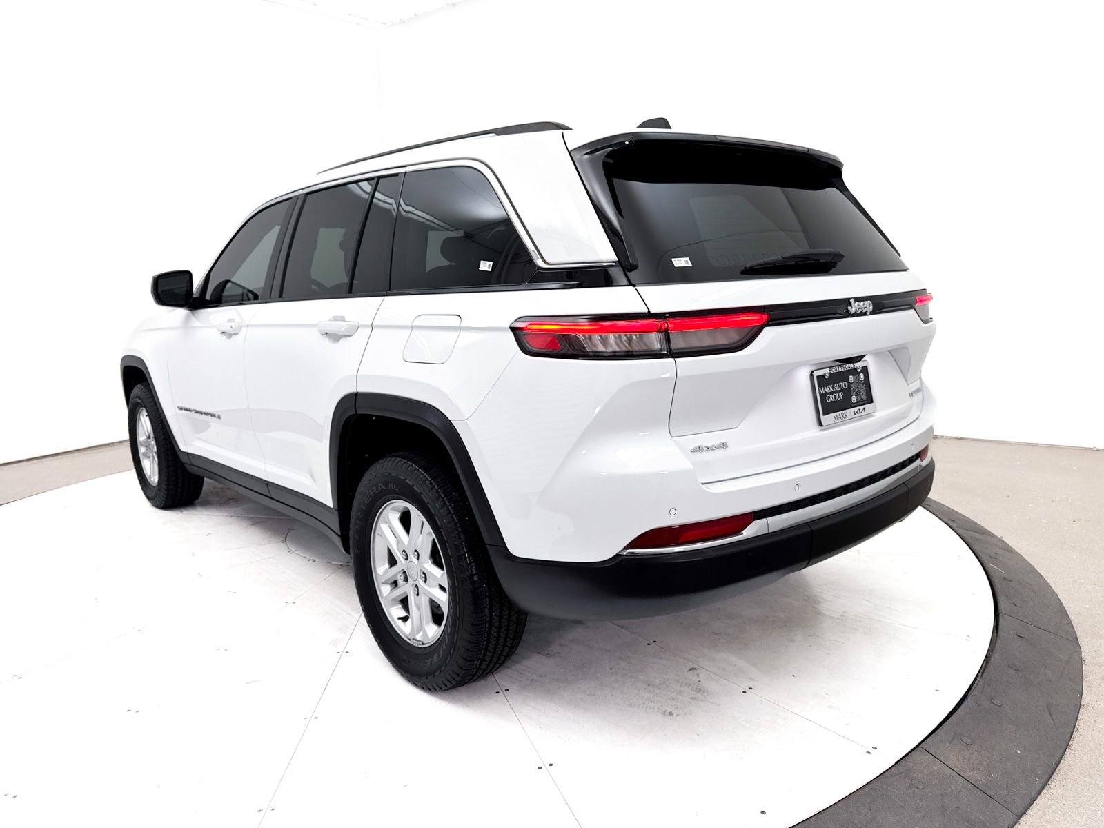 Used 2023 Jeep Grand Cherokee Laredo w/ Luxury Tech Group I AWD/4WD image 14