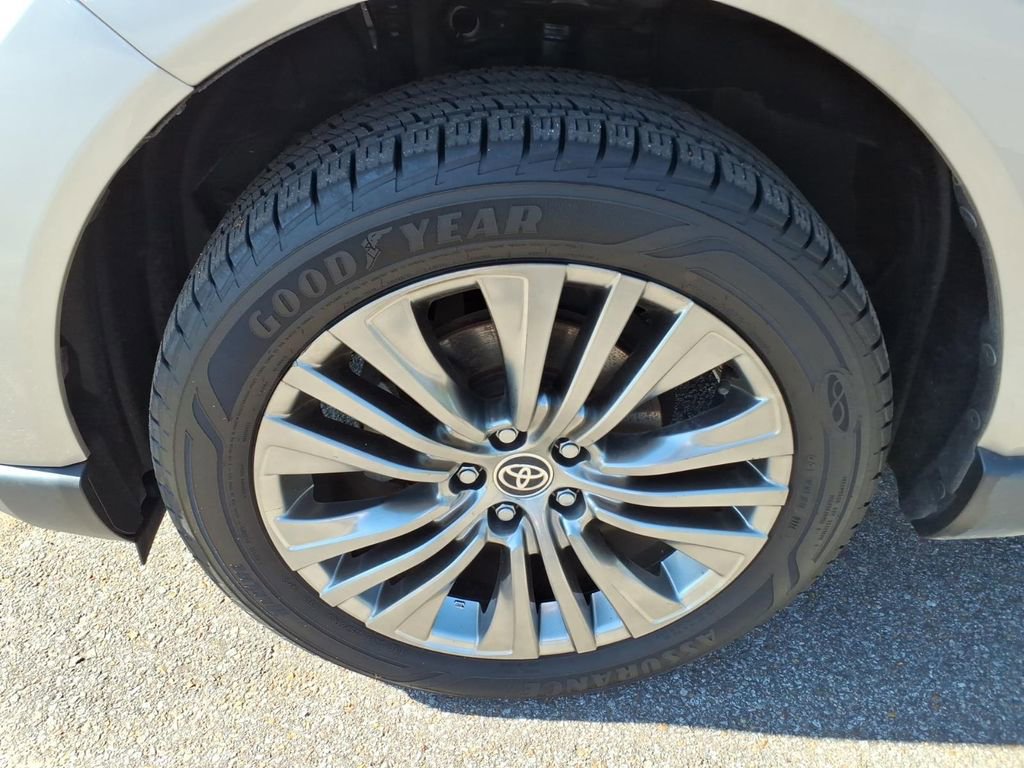 Used 2021 Toyota Venza XLE w/ Carpet Mat Package (TMS) AWD/4WD image 9