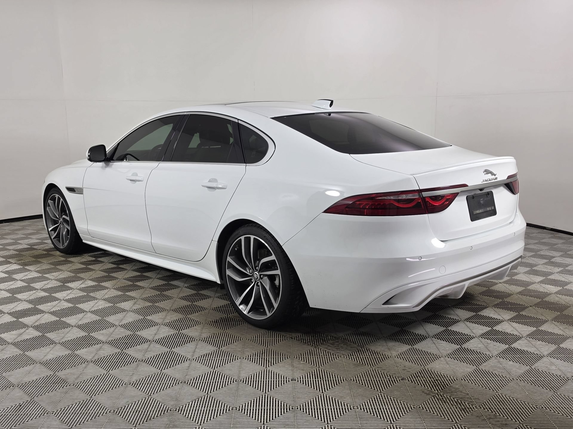 Used 2024 Jaguar XF R-Dynamic SE AWD/4WD image 5