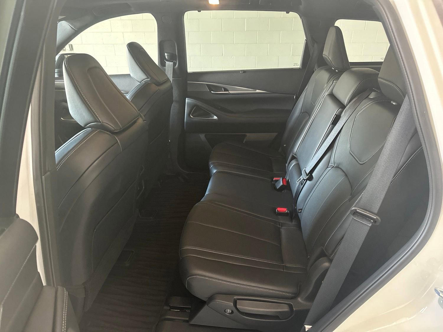 Certified 2025 INFINITI QX60 Luxe w/ Black Edition FWD image 9