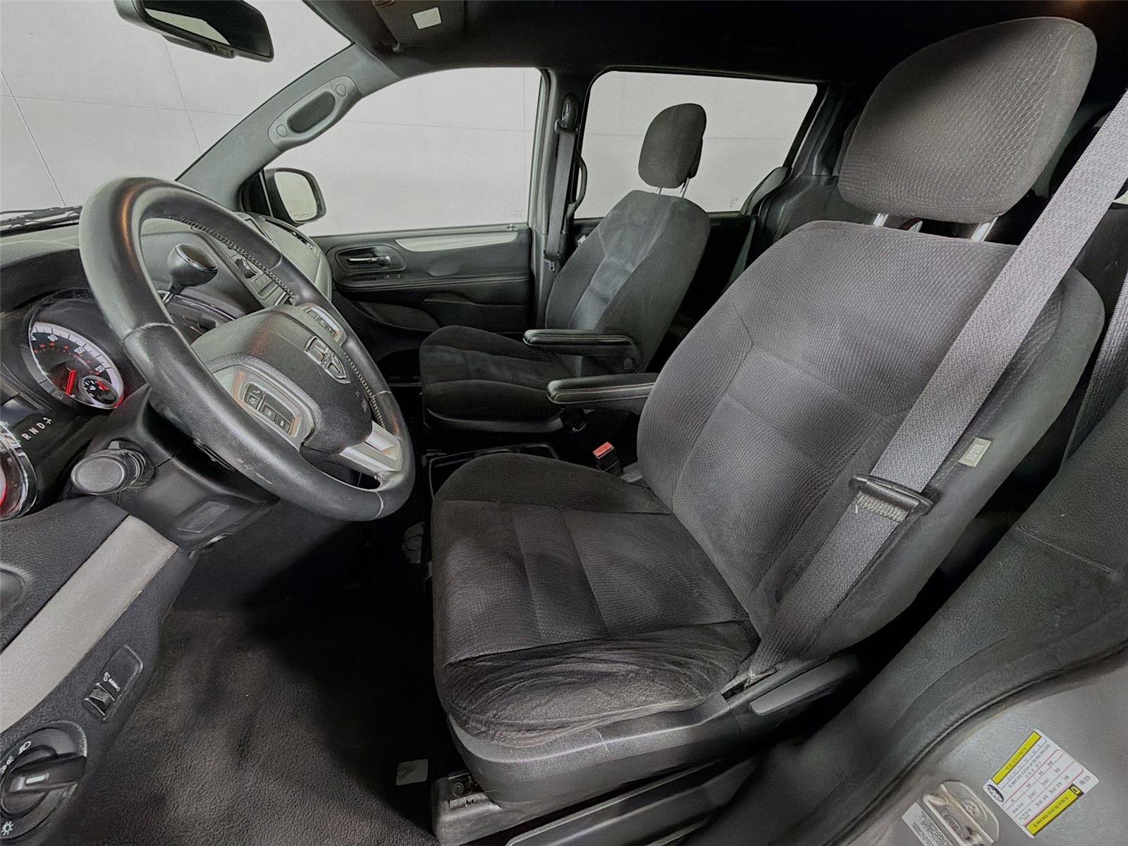 Used 2015 Dodge Grand Caravan SE w/ Quick Order Package 29E SE FWD image 2