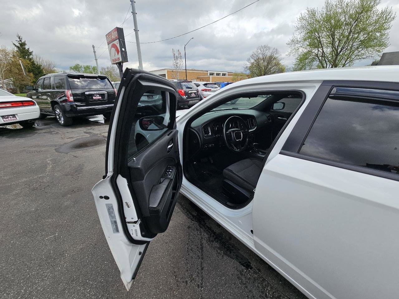 Used 2018 Dodge Charger SXT RWD image 18