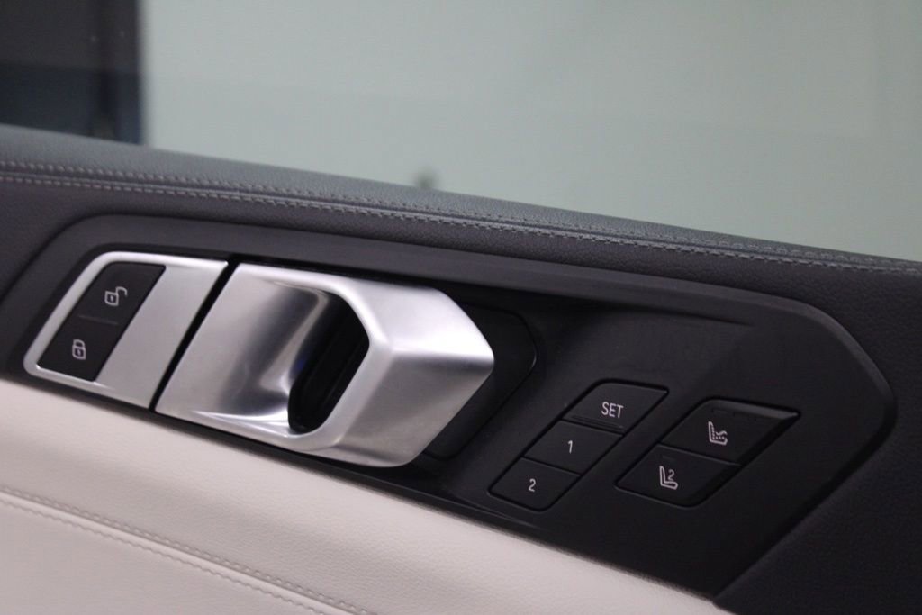 Used 2022 BMW X5 xDrive45e AWD/4WD image 17