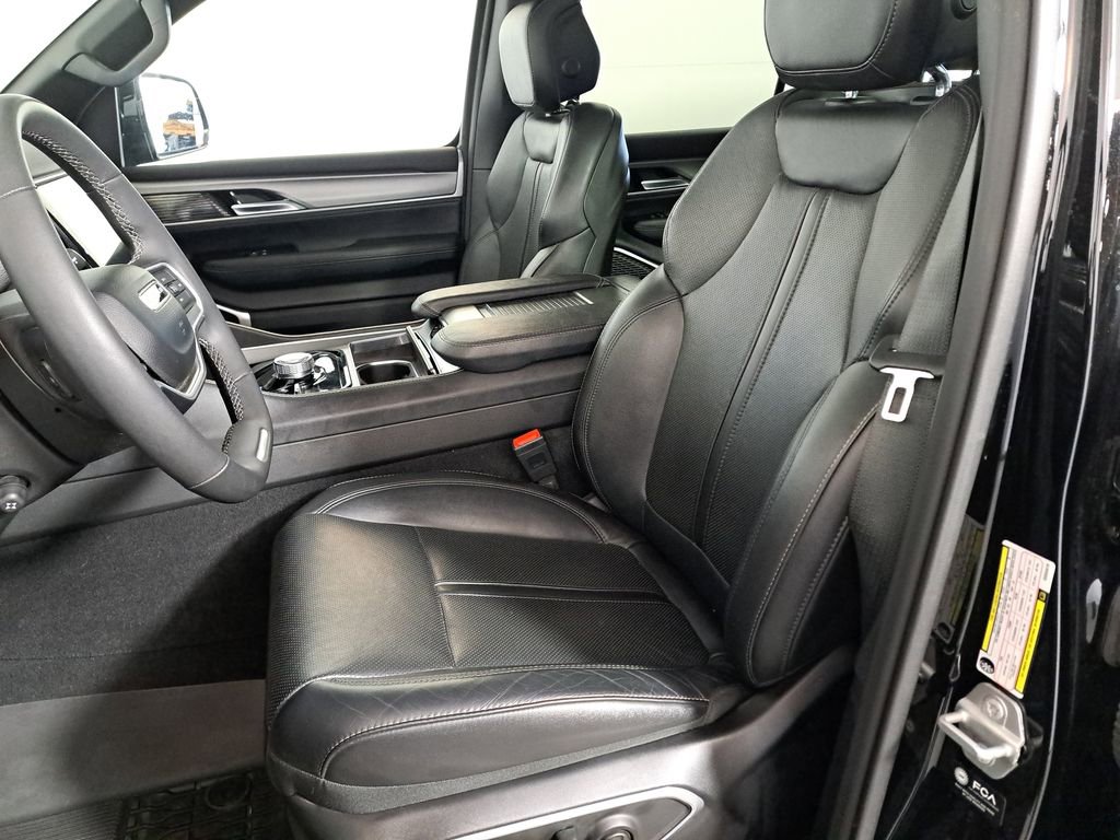 Used 2025 Jeep Wagoneer 4WD w/ Premium Group I image 11