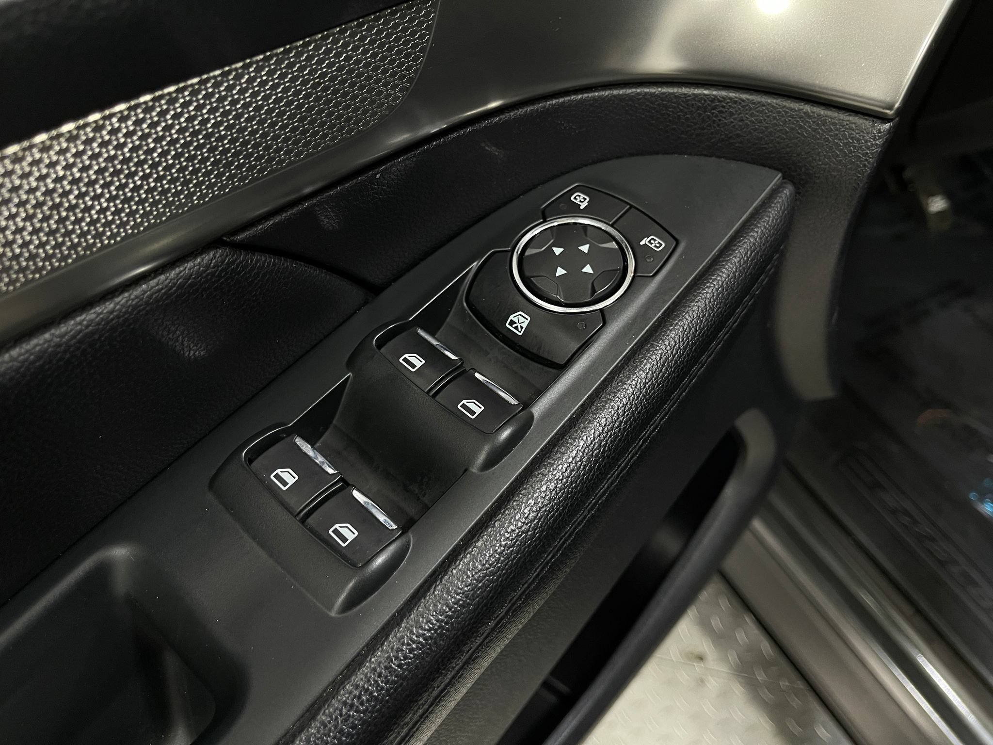 Used 2019 Ford Explorer XLT w/ Equipment Group 202A AWD/4WD image 15