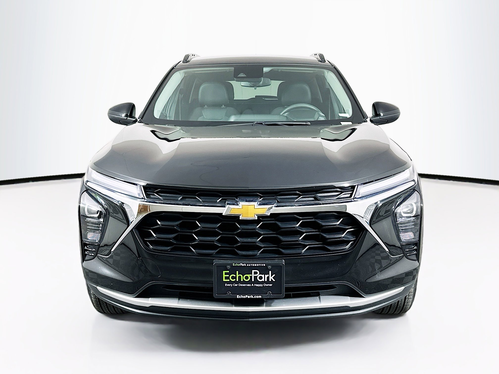 Used 2025 Chevrolet Trax LT FWD image 2