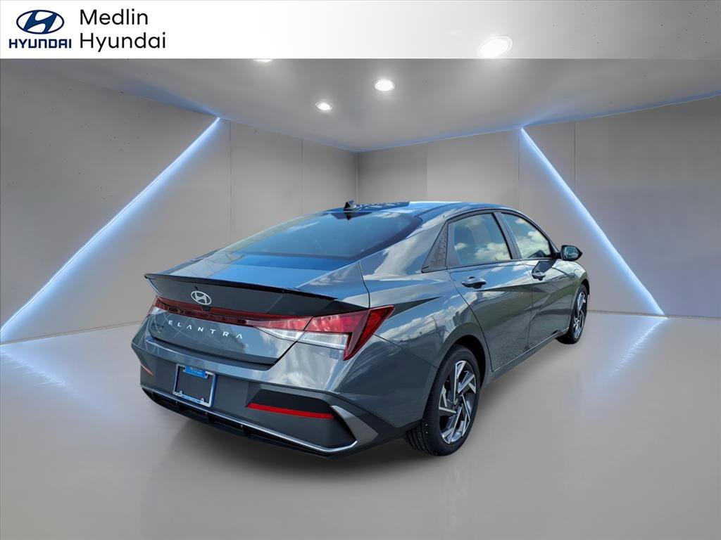 Used 2025 Hyundai Elantra Sport image 3