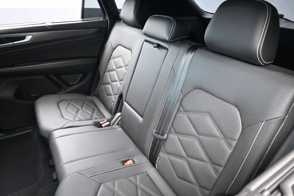 Used 2025 Volkswagen Atlas Cross Sport SE w/ Panoramic Sunroof Package FWD image 40