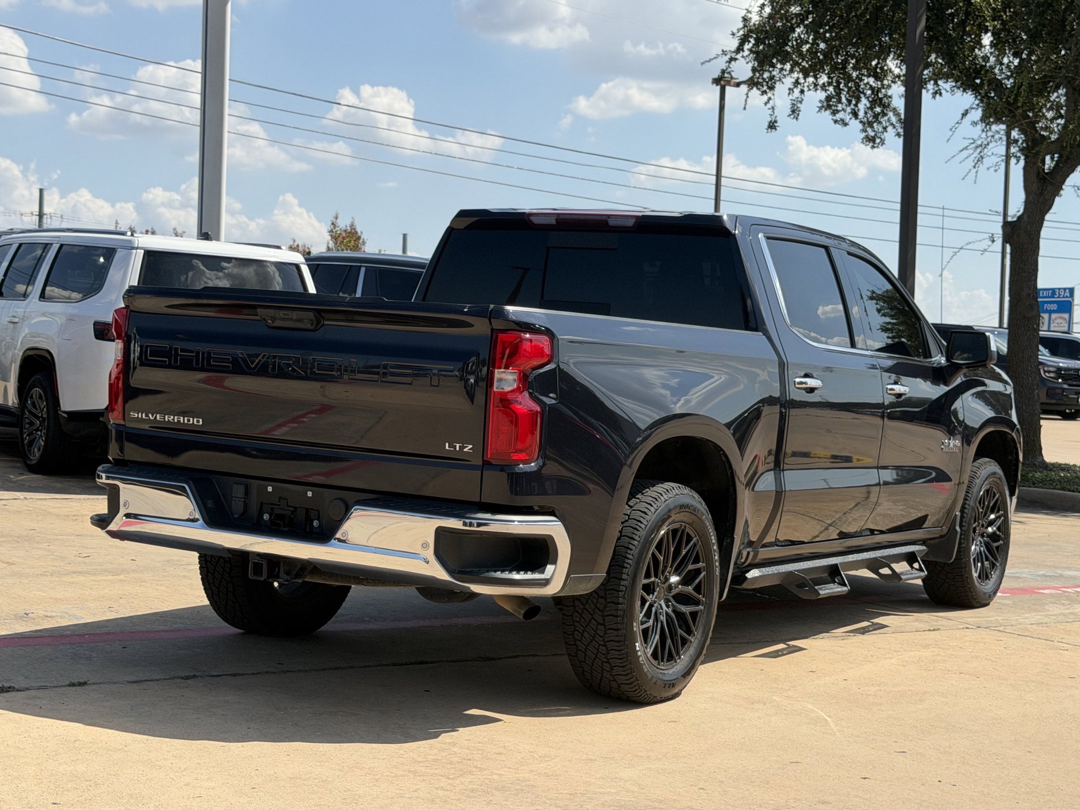 Used 2023 Chevrolet Silverado 1500 LTZ w/ LTZ Convenience Package II RWD image 3