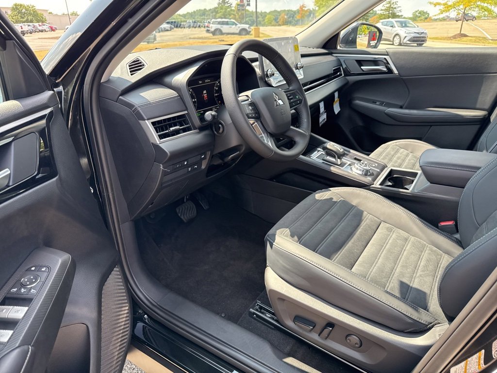 New 2025 Mitsubishi Outlander SE image 38