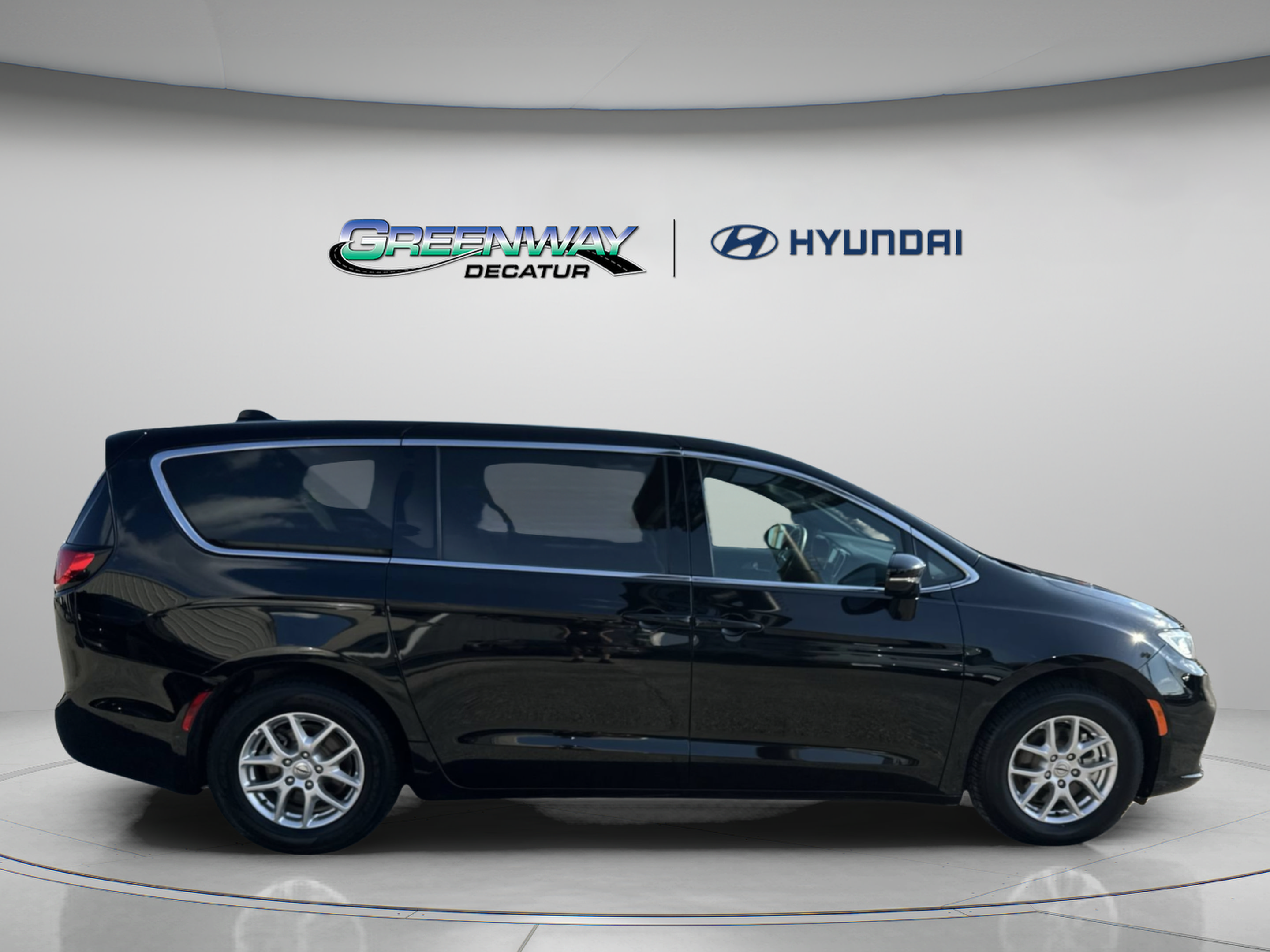 Used 2025 Chrysler Pacifica Select FWD image 9